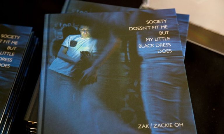 12Οκτ2019 “BookFly” Η δημοσιογράφος και συγγραφέας Μαρία Λούκα και ο φωτογράφος Αλέξανδρος Καμτσής στο στούντιο για το βιβλίο “Ζακ/ Zackie Oh”- ένα βιβλίο με και για τον Ζακ Κωστόπουλο