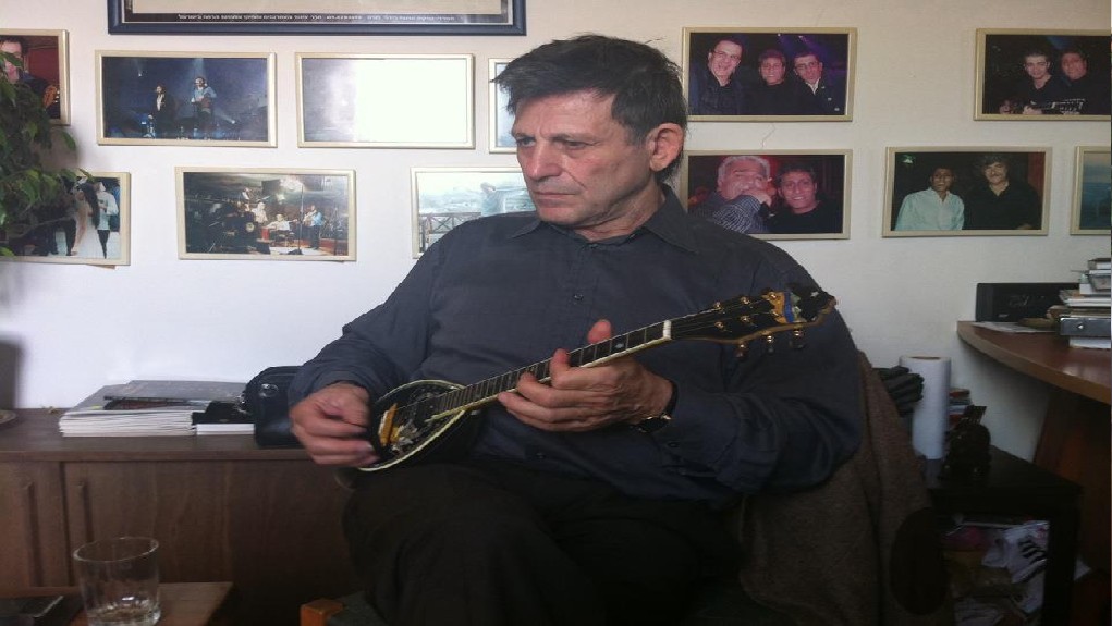 Σταύρος Αβράμογλου, ο Έλληνας που έχει ερμηνεύσει τραγούδια σε 18 γλώσσες στην εκπομπή “Ώρα Ελλάδας”