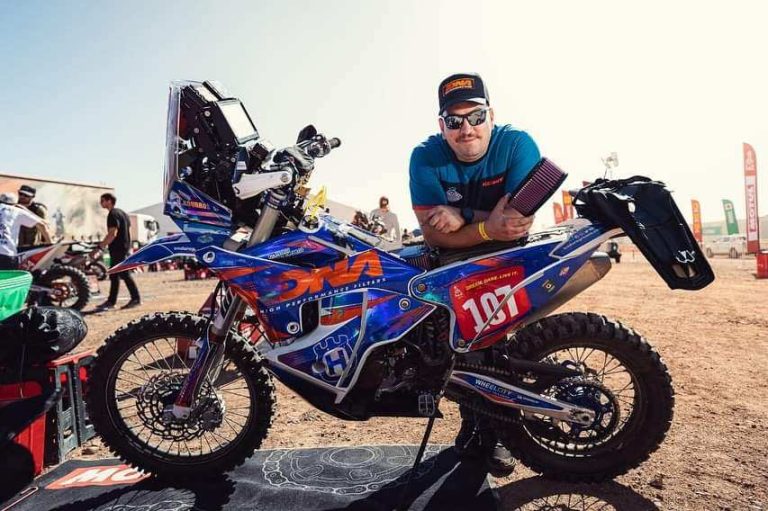 Ο Έλληνας που “κατέκτησε” την έρημο με μηχανή | 05.02.2024